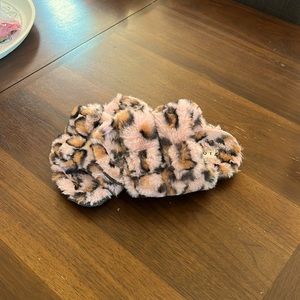 Super cute fluffy girl’s sandal slippers in pink leopard pattern